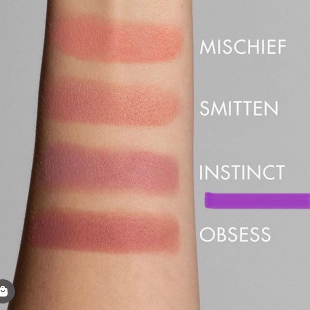 Vapour Beauty blush powder (color: Instinct)